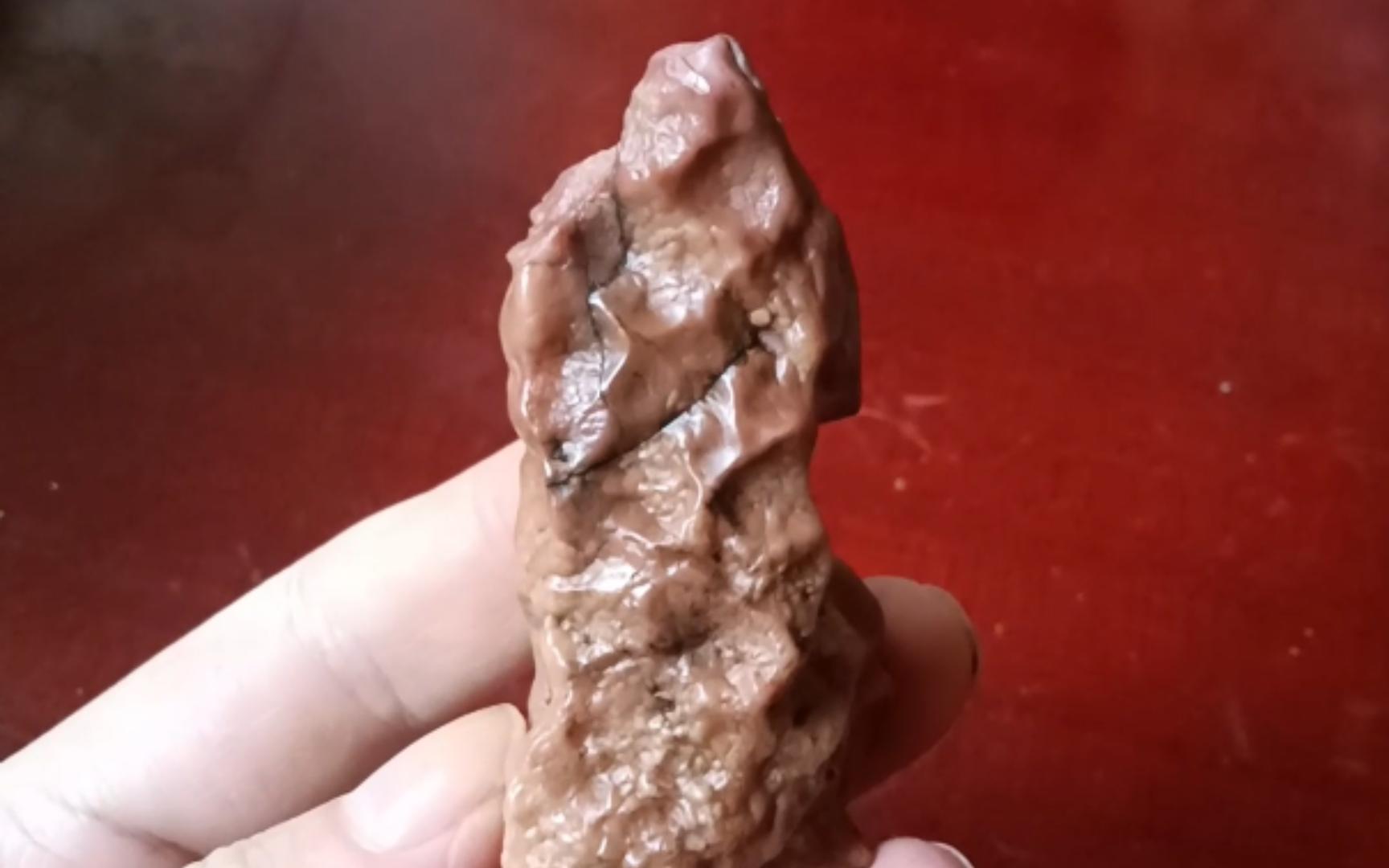 《身穿裘领大衣的女士》,材质:戈壁牙石.