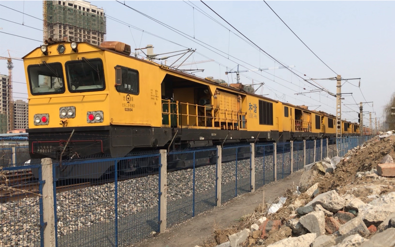 铁路施工机械于虎线上行57054次和谐gmc96x型钢轨打磨机通过