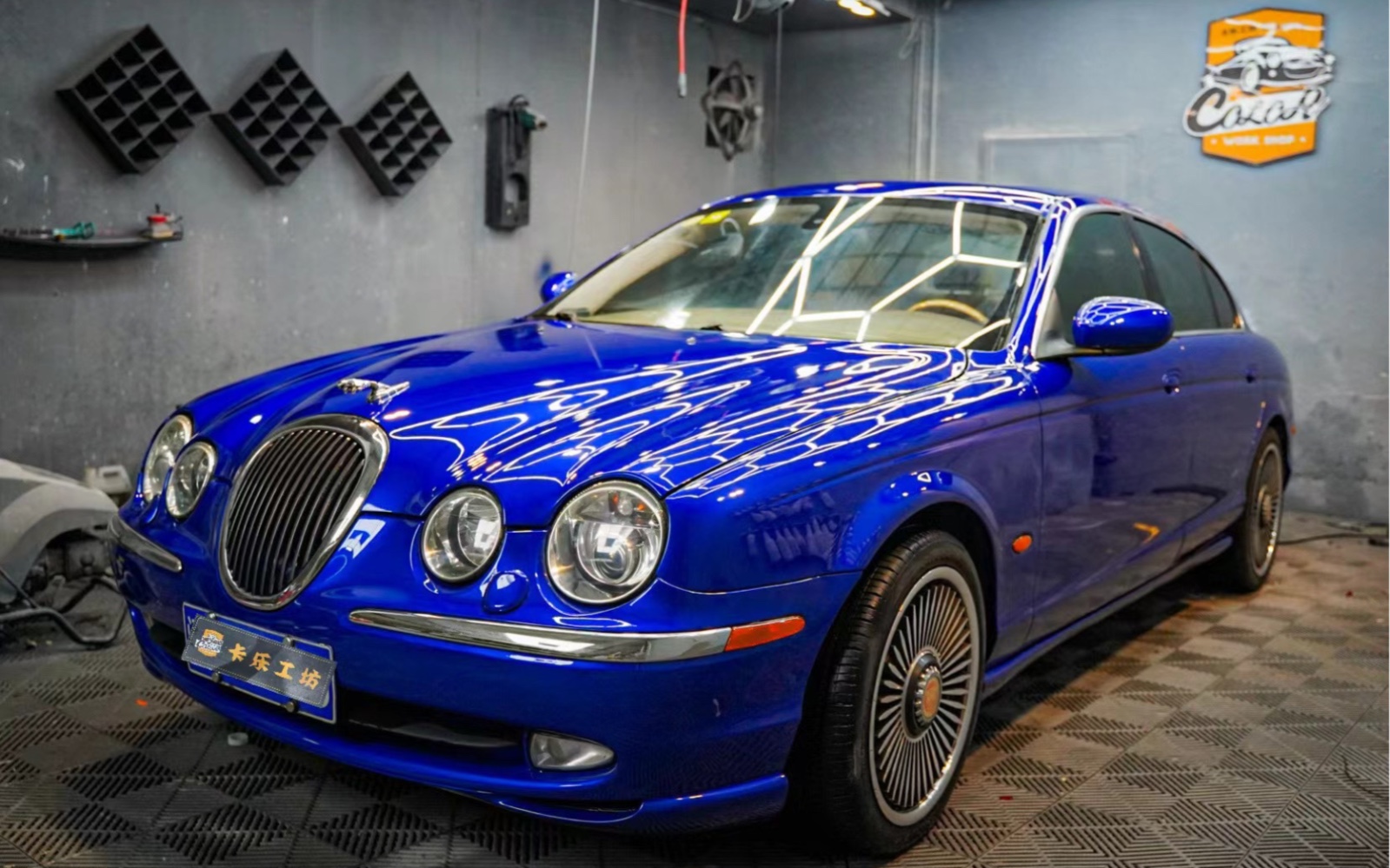 捷豹s-type的漆面翻新作业经典的外观总是要配上一身亮堂的衣裳走街时