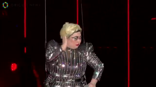 日本女谐星渡边直美模仿ladygaga在超级碗上的表演