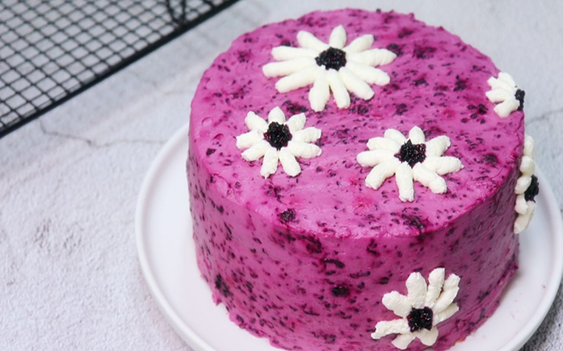 果酱奶油蛋糕,妻子说,用自己做的果酱做蛋糕,感觉真好