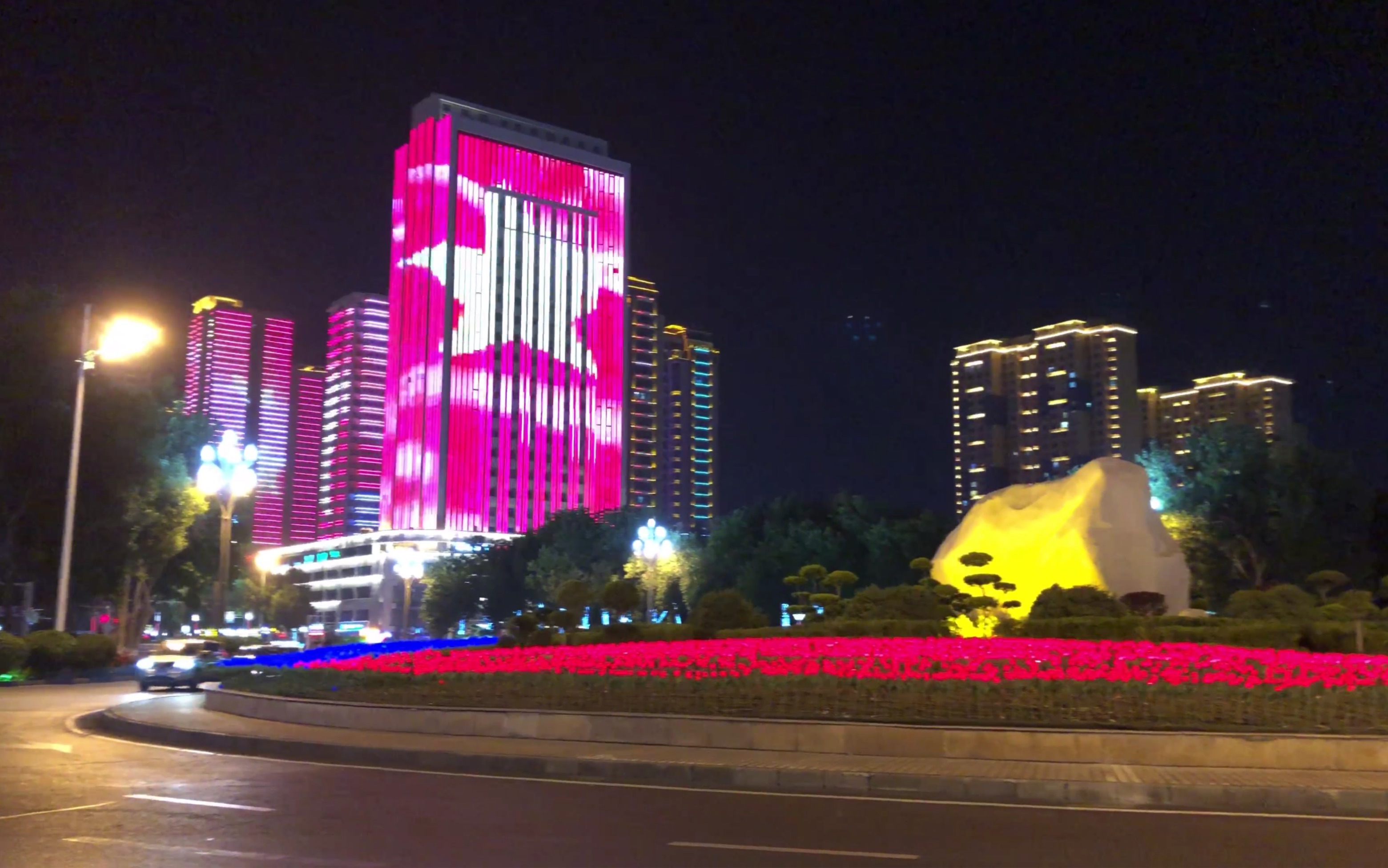 深夜游新疆奎屯市,小城安逸舒适,不比其他任何城市差哔哩哔哩bilibili