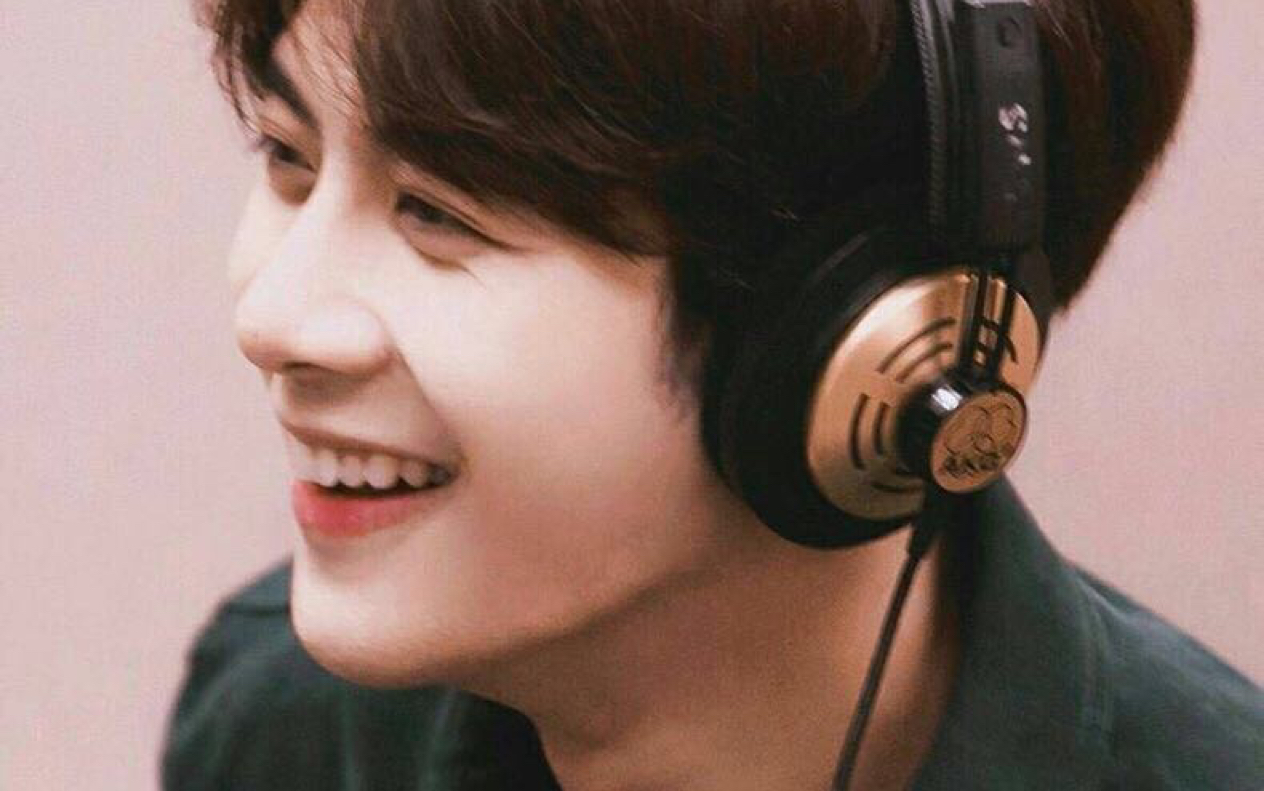 【王嘉尔jackson】全程高能 憋笑考验之烟嗓嘎的高音笑_哔哩哔哩 (゜