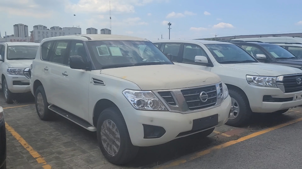 库房竟然还有这么多的酷路泽途乐,会不会烂在库房呢?