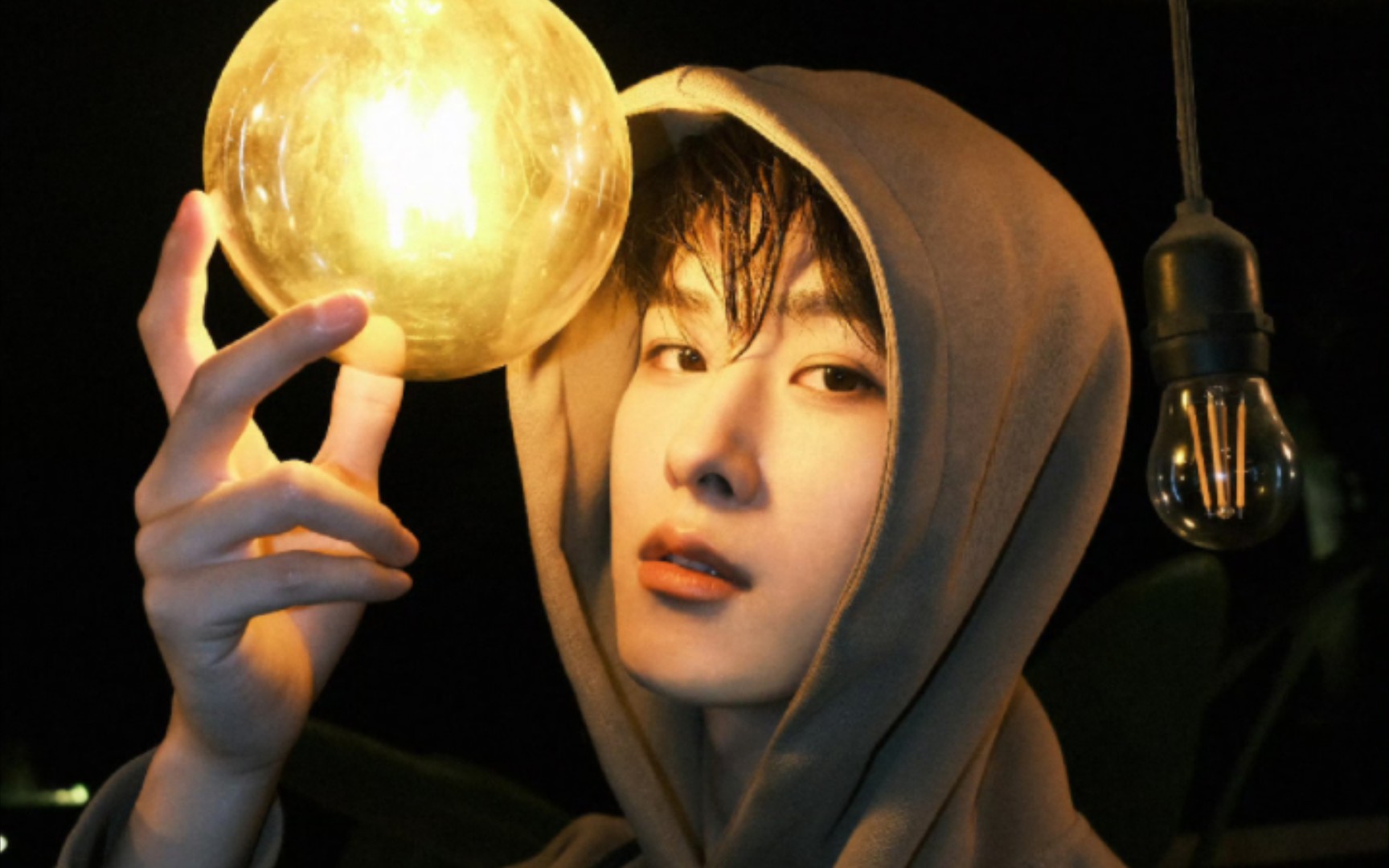 田嘉瑞微博最新更新一组湿发 背带裤美图~白天晒太阳,晚上晒灯泡~胶片