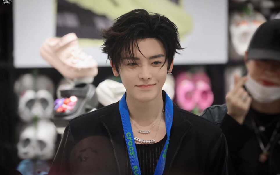 crocs洞洞鞋 79 我的宝藏男孩侯明昊 79 帅气代言人侯明昊 79