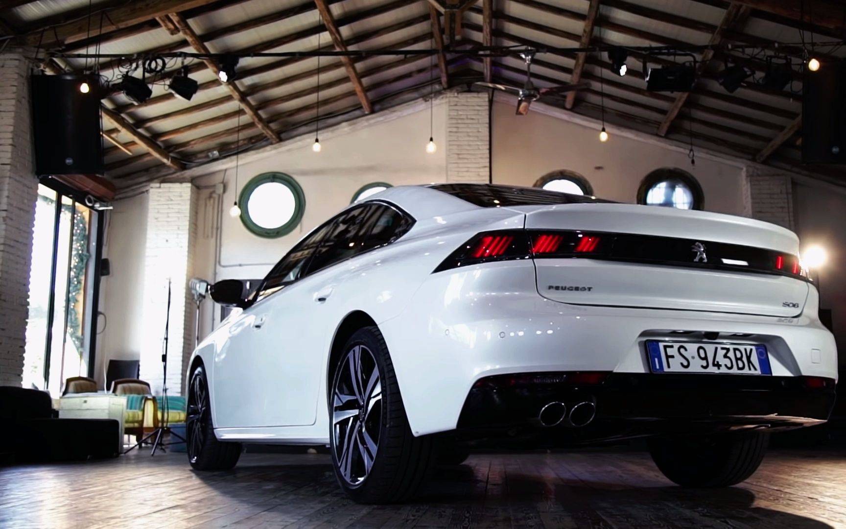 白色欧版标致508的尾灯掀背尾门和无边框车窗你最喜欢哪个?