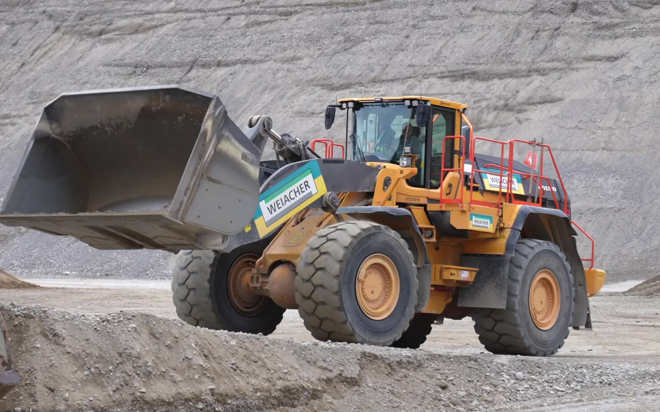 4k沃尔沃l350h装载机砂石厂作业_哔哩哔哩_bilibili