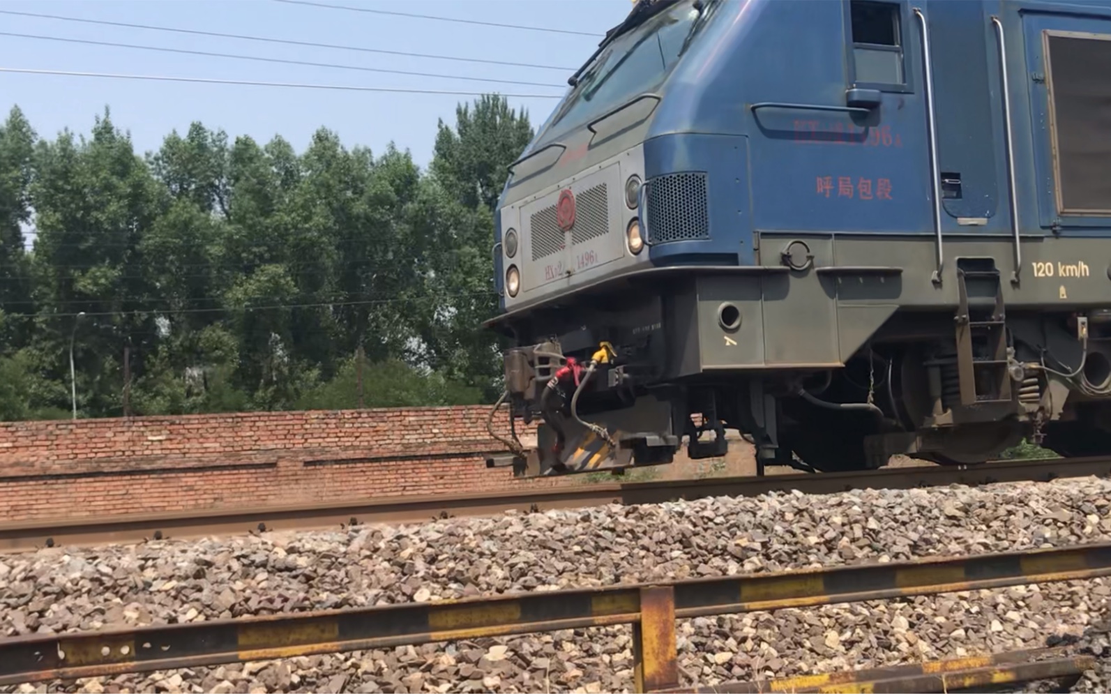 中国铁路hxd21496牵引敞车通过京包宣化下行新开轨缝