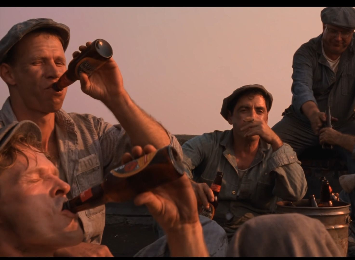 《肖申克的救赎》屋顶喝啤酒