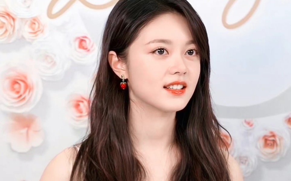 【赵今麦】亿些氛围感,小草莓耳环衬得她更甜了!