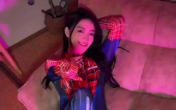 [图]（转载）女蜘蛛侠躺着拉蜘蛛网变装！