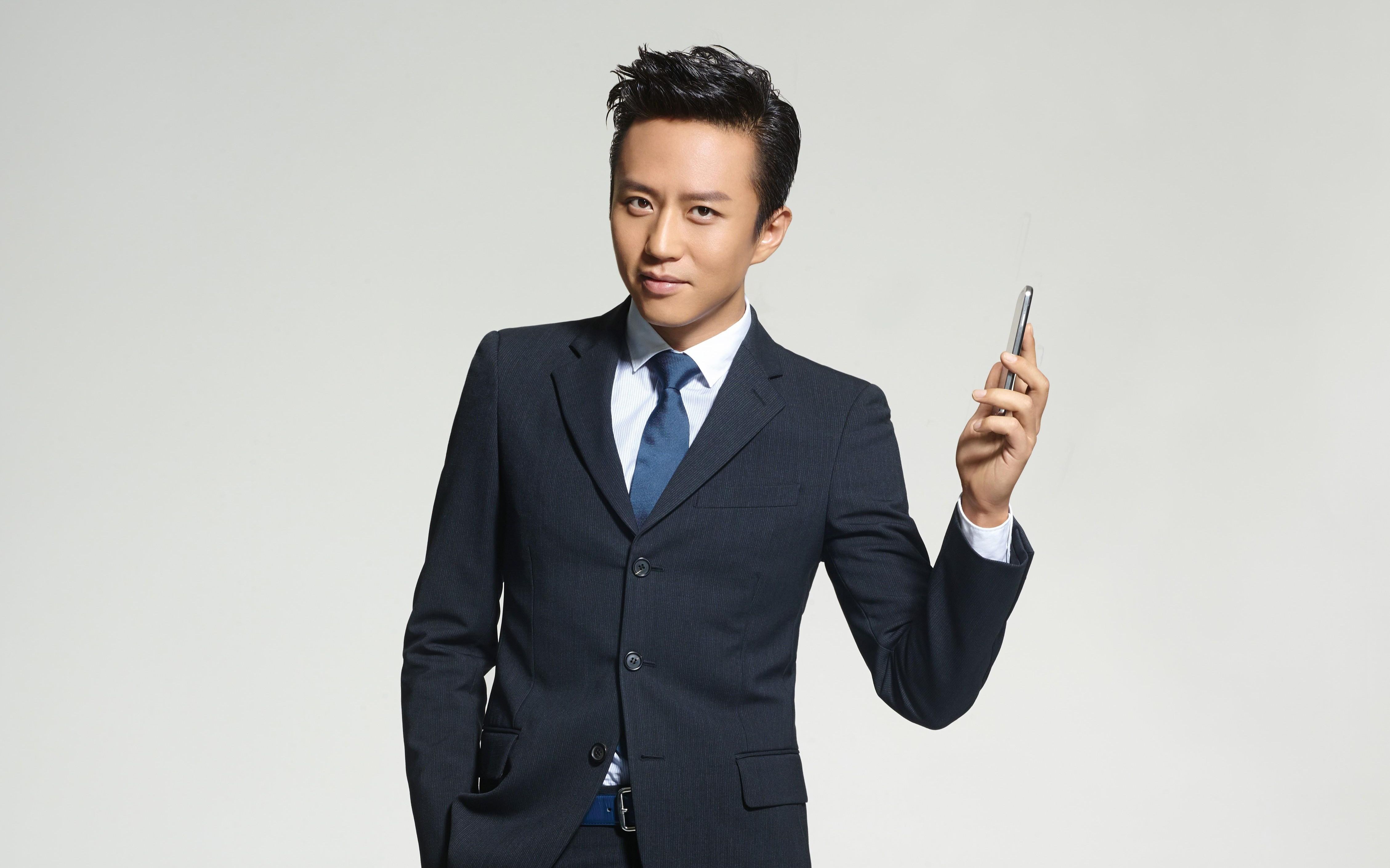 邓超跳舞有多妖娆?穿豹纹跳肚皮舞太辣眼睛,孙俪都看不下去了