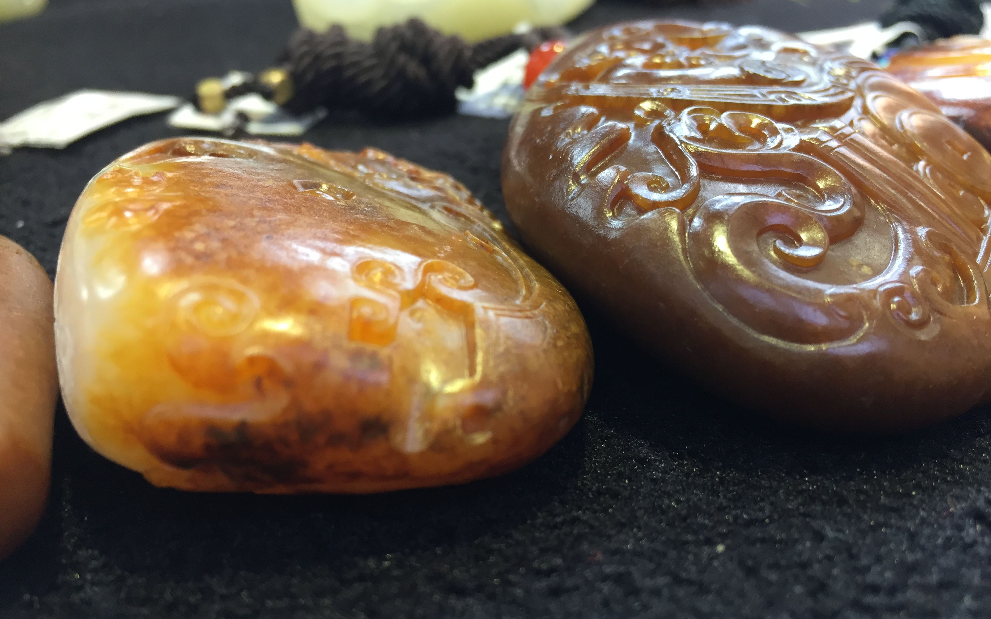 30万入手了一件和田玉黄沁料,打灯一看不得了!