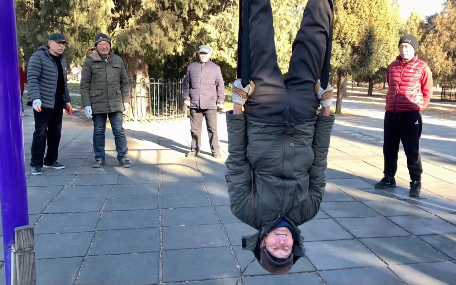 天坛76岁大爷现场显示内家功夫,这才是真正的高手