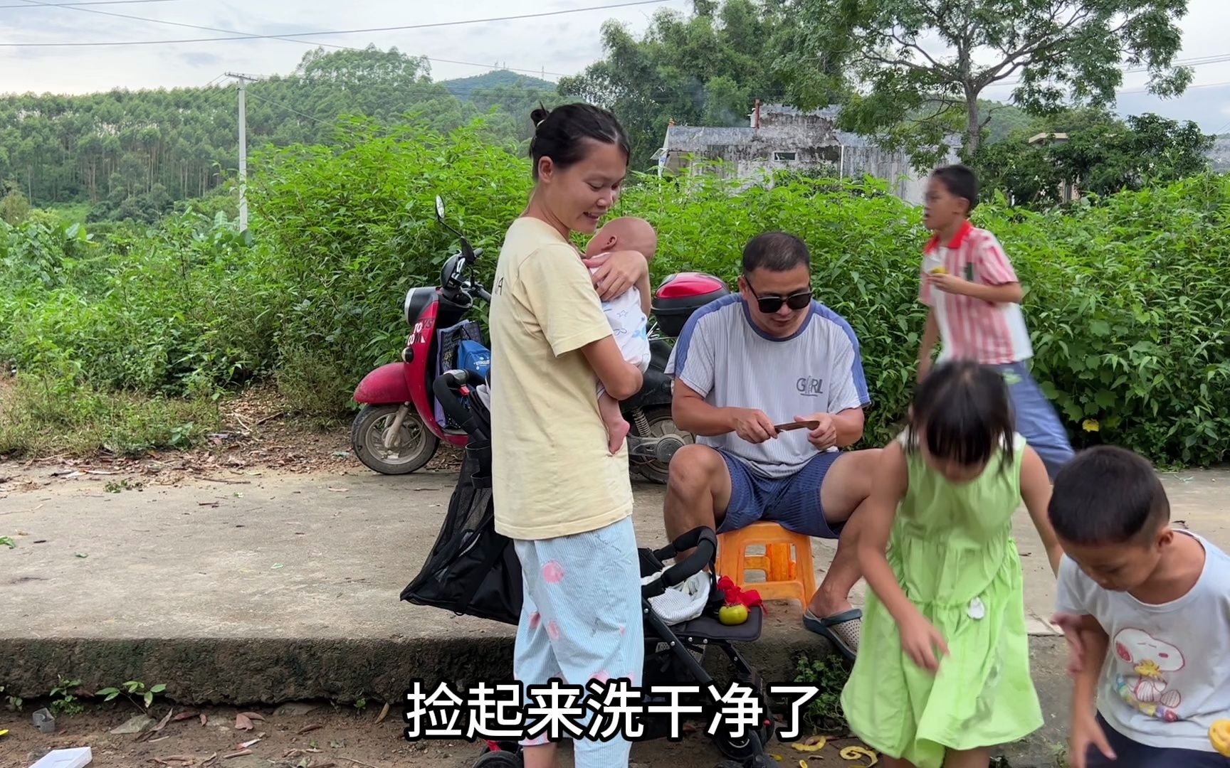 乡村媳妇今天买了杮子,孩子们吃完晚餐当饭后水果,个个都说好吃哔哩哔哩bilibili