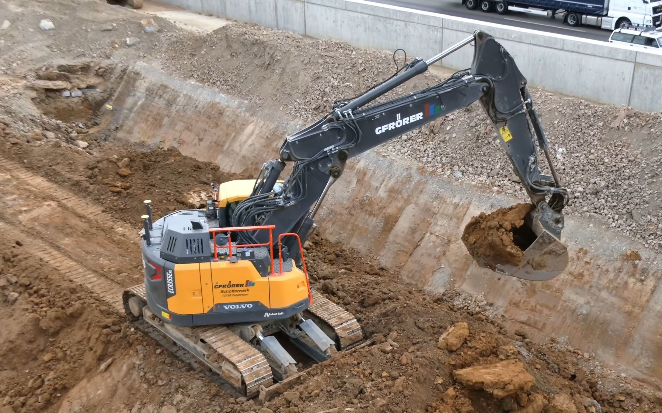 cat 330和沃尔沃ecr355e挖掘机施工4k