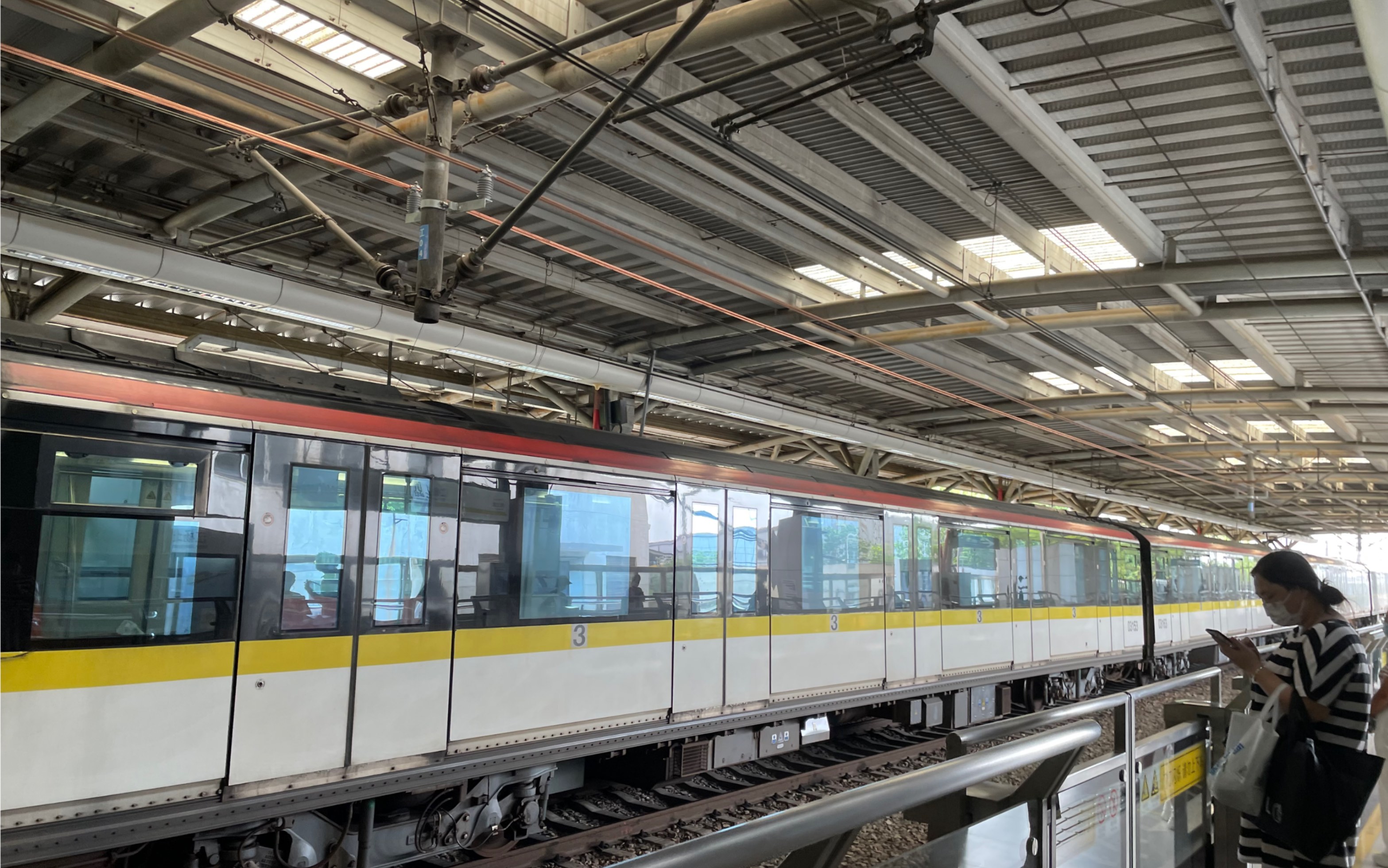 308号车出站回库,306号车站前折返进站上下客