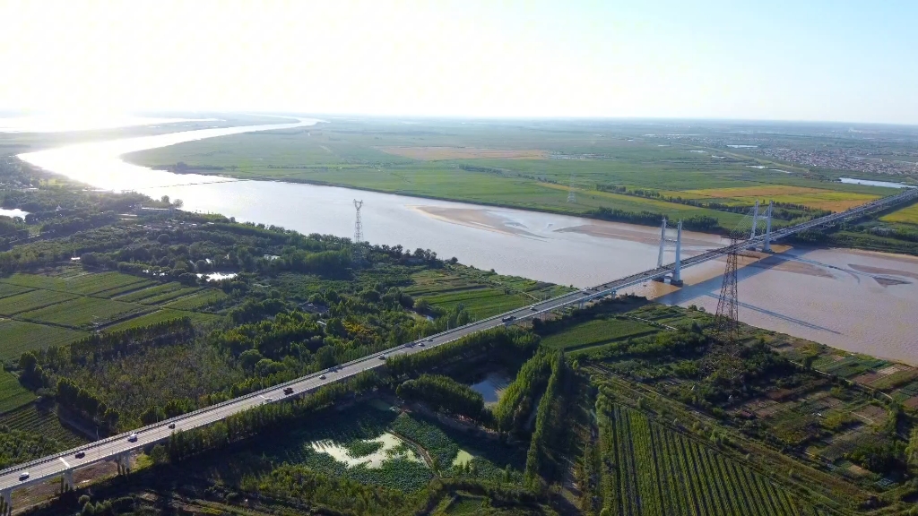 航拍山东东营垦利县胜利黄河大桥与胜利黄河浮桥.大疆mini2拍摄.