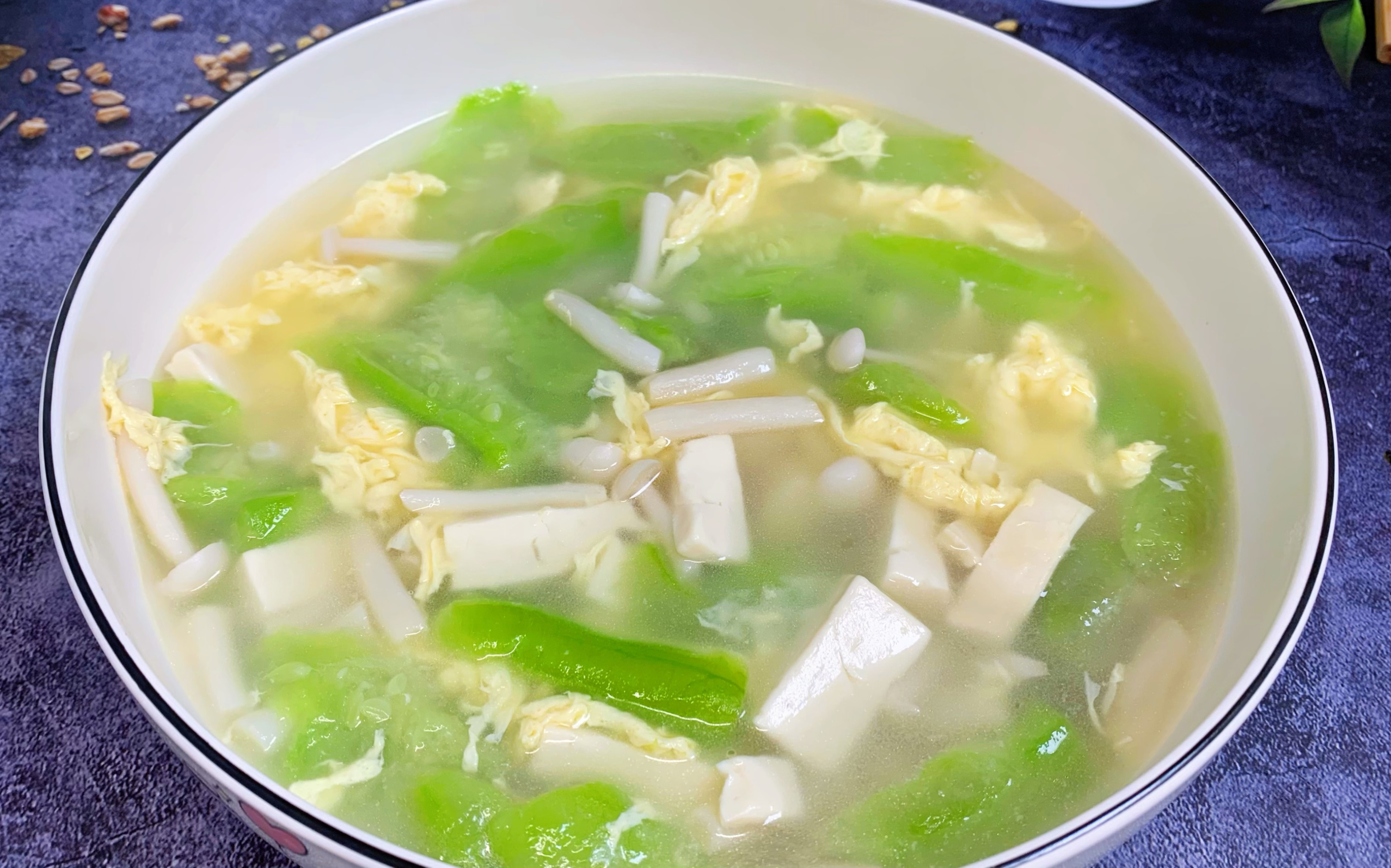 丝瓜三鲜汤最好喝的做法,搭配这些食材,汤汁浓白鲜美,营养丰富