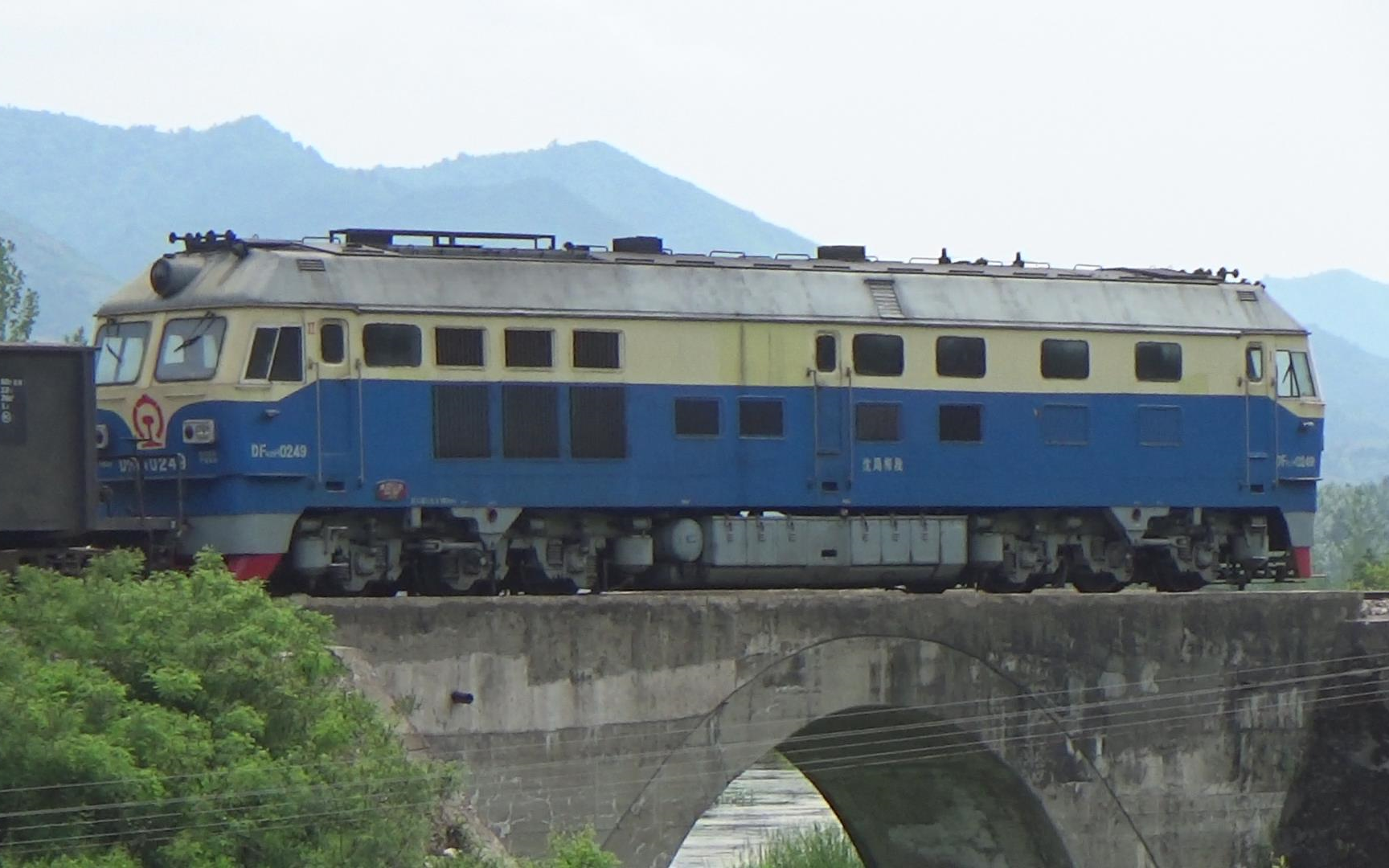 df4dh 0249 57002次路用列车(鸭绿江大桥-集安)通过梅集线桥-104