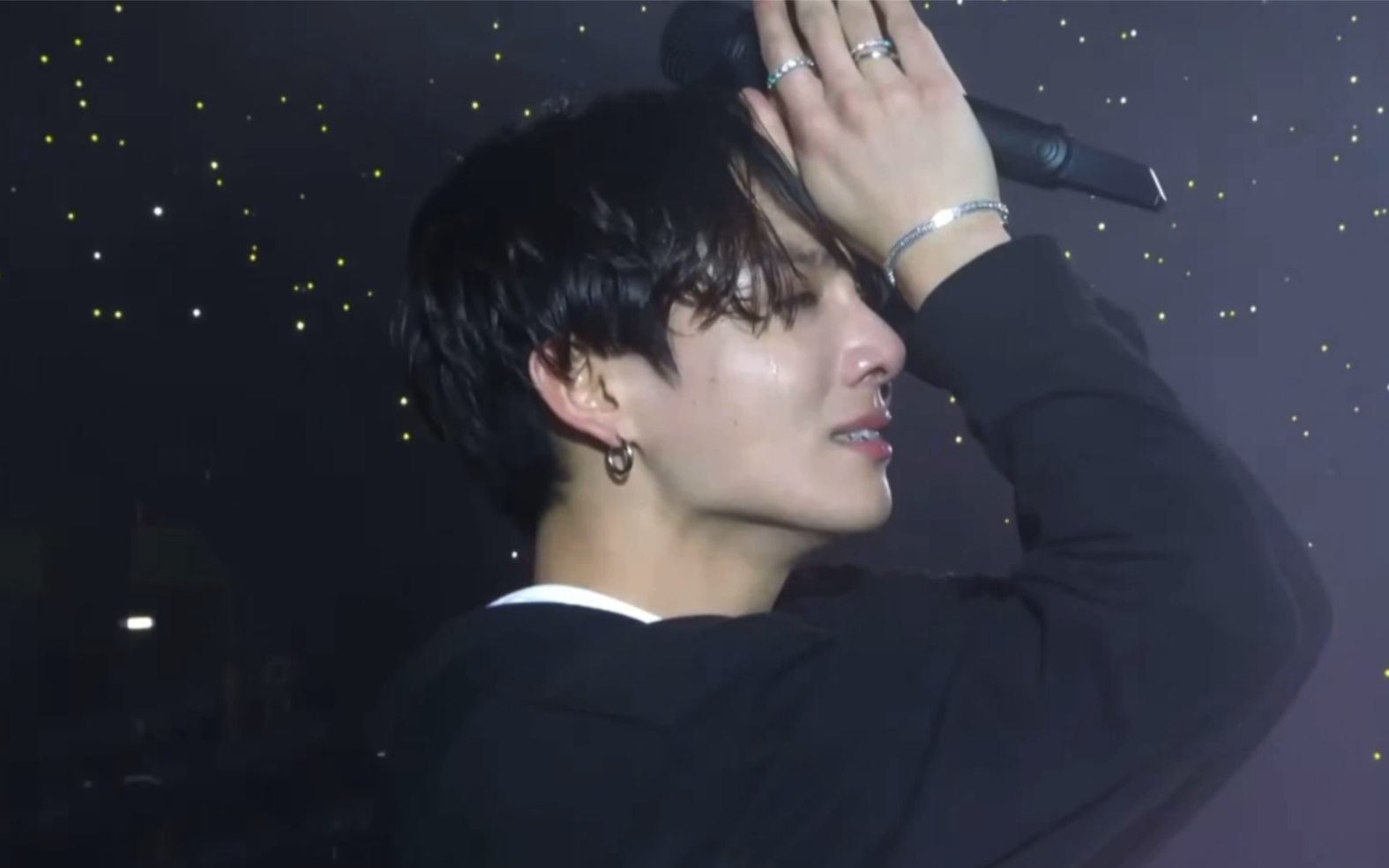 小哭包田柾国|裹着眼泪的小国在演唱会结束时闪着令人心疼的光