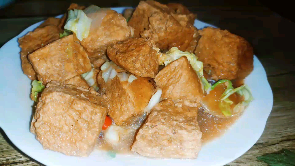 红烧冻豆腐软软的豆腐一口吃下去麻辣鲜香回味甘甜