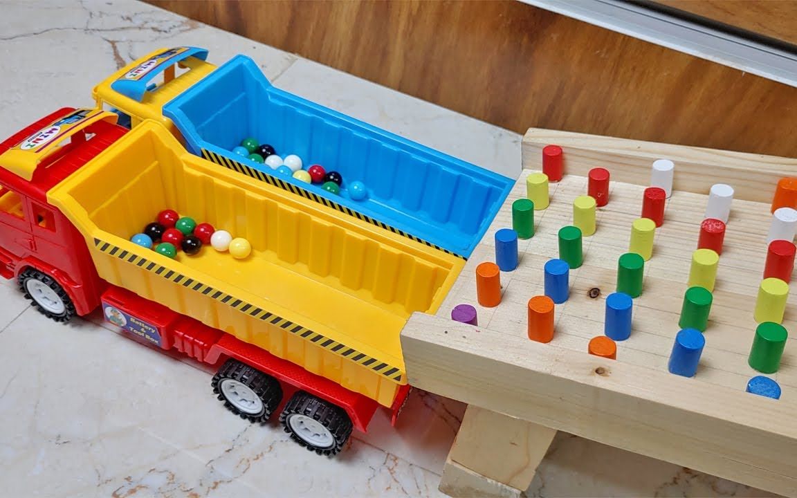两辆翻斗车怎么接住44颗彩色弹珠?少儿益智积木玩具