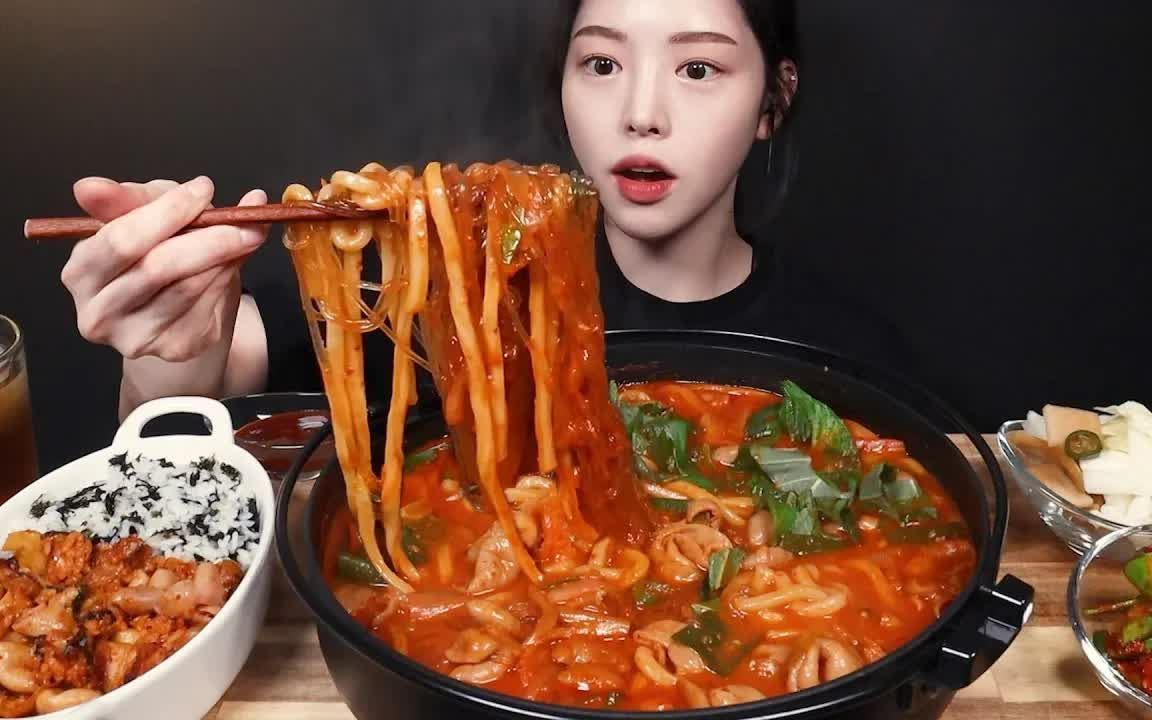 韩国美食博主 boki(香辣猪肠面条火锅搭配辛奇炒饭 附中文字幕 )