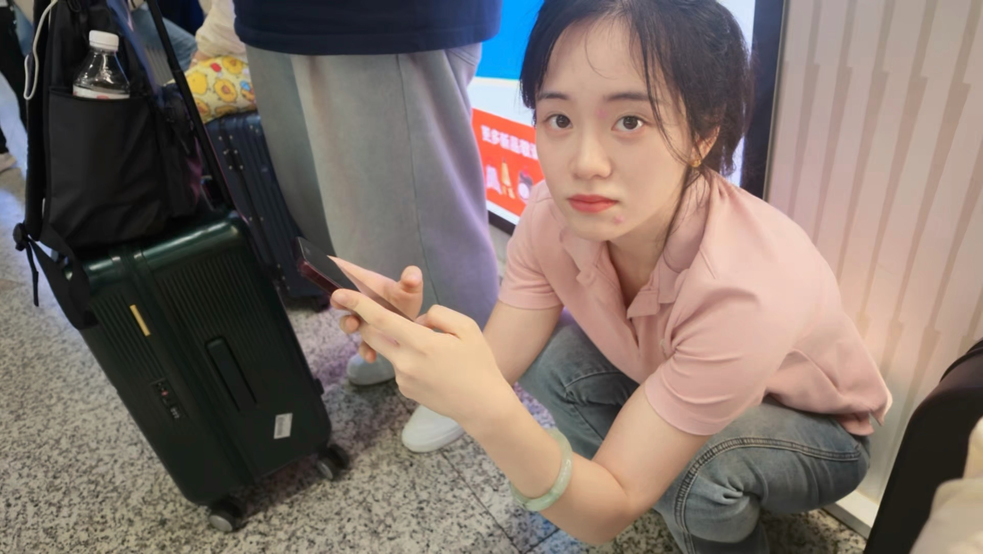 第1410期 你的异地恋女友日常报备：穿朋友衣服上班+上班模型拉满+下班出发杭州+顺路吃深夜食堂+高铁站全是人+到酒店啦+夜宵打牌