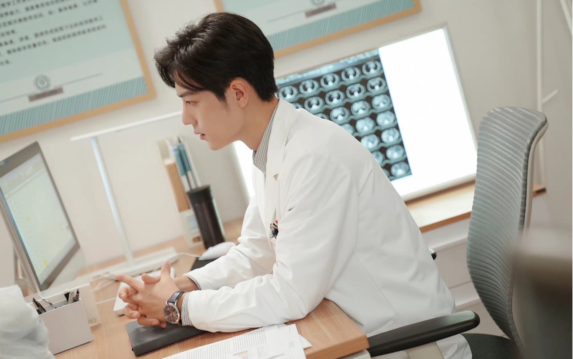 肖战穿白大褂温文儒雅,低头浅笑侧颜精致,依旧帅气十足!