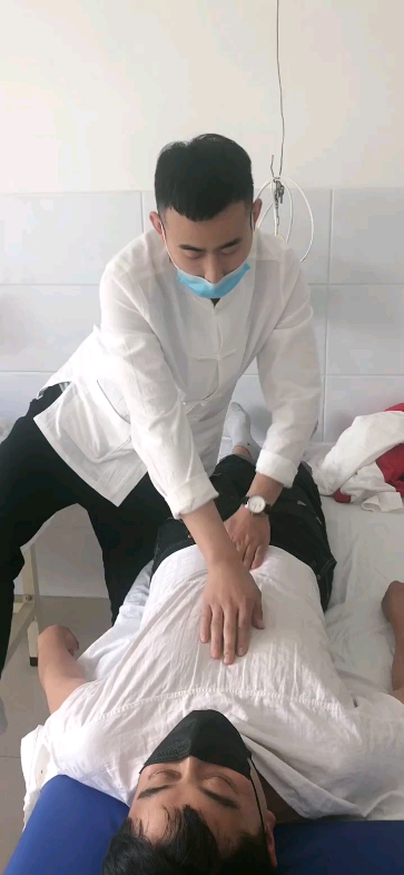 男人歌腹疗具有消除疲劳消肿止痛调和