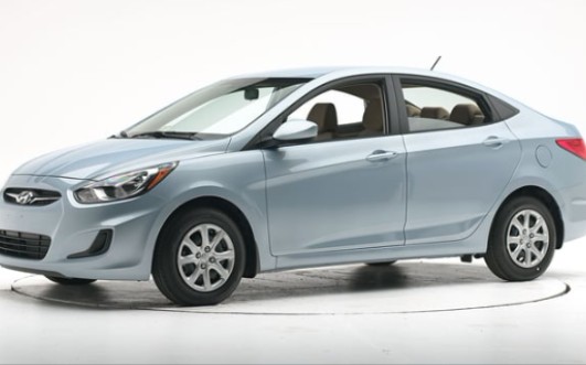 2013 现代 雅绅特/瑞纳 正面25%偏置刚性壁障碰撞测试(驾驶侧) iihs