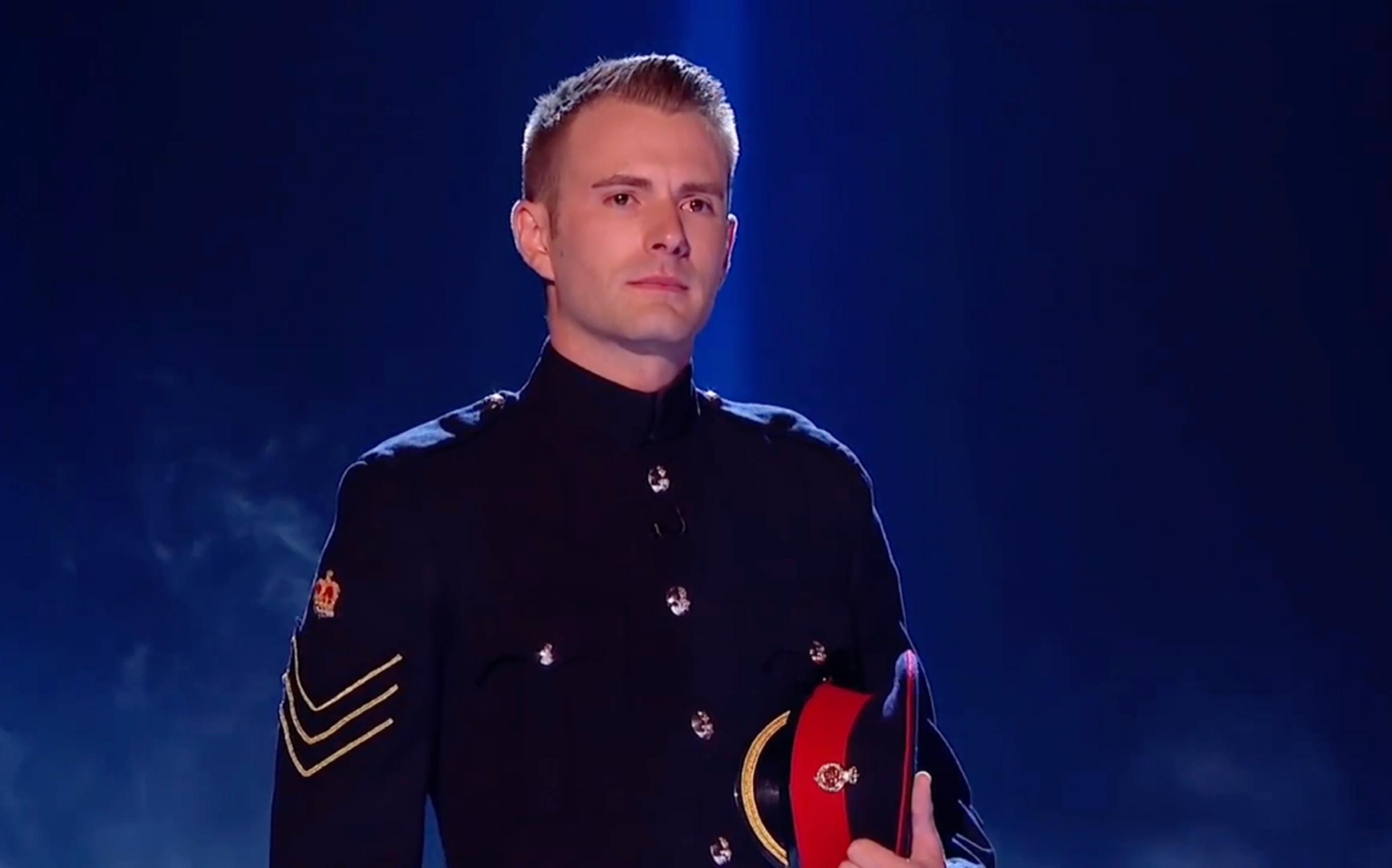 【英国达人秀】最帅士兵为纪念祖父而表演的魔术_哔哩哔哩_bilibili