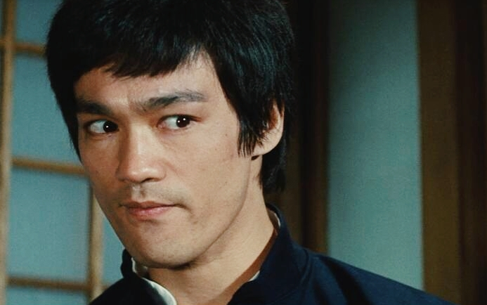 【李小龙/精武门cut3】陈真一脚踢烂华人与狗不得入内的牌子