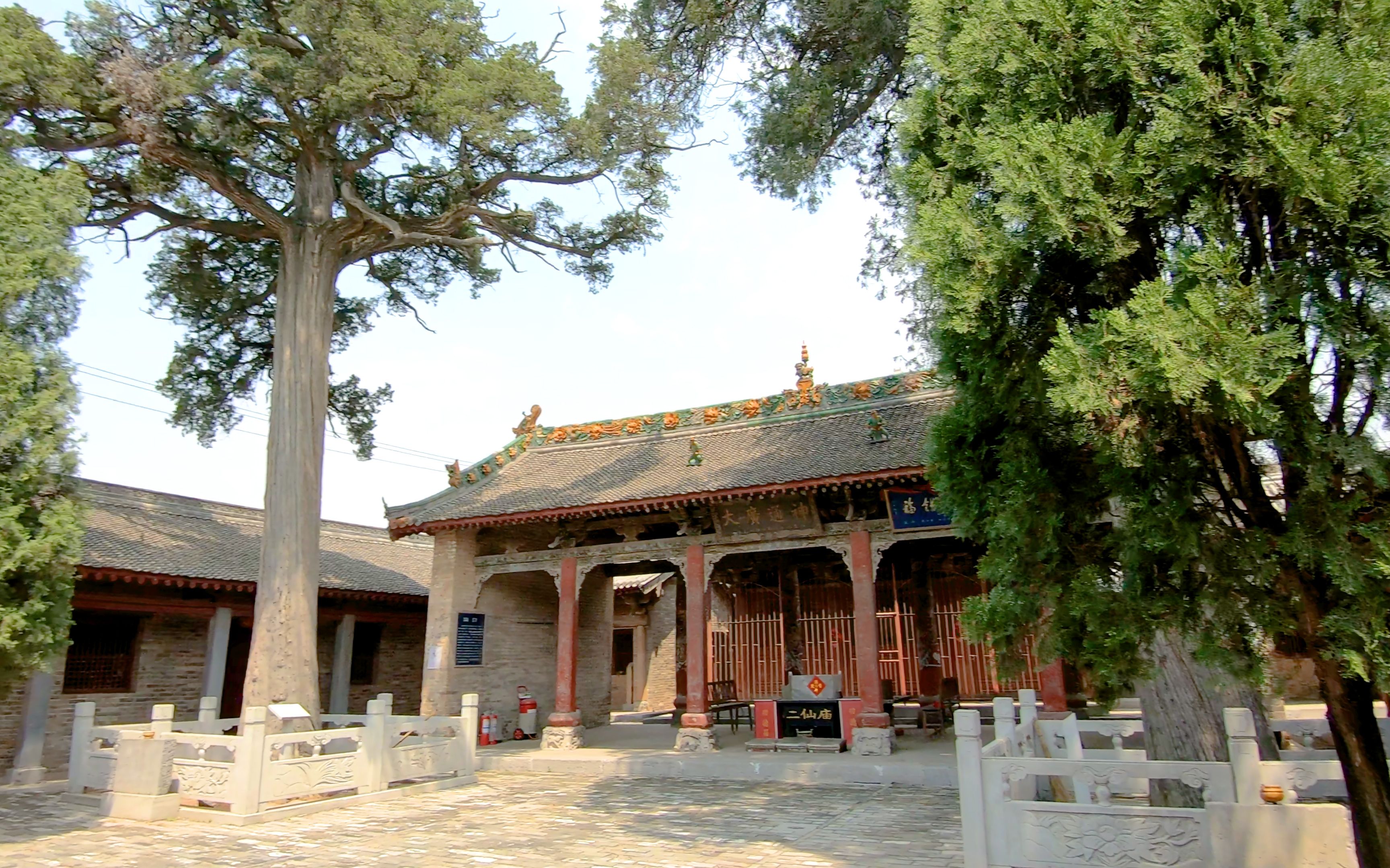 二仙庙建于北宋,距今900多年历史,正殿内保留的北宋时期的精美木雕