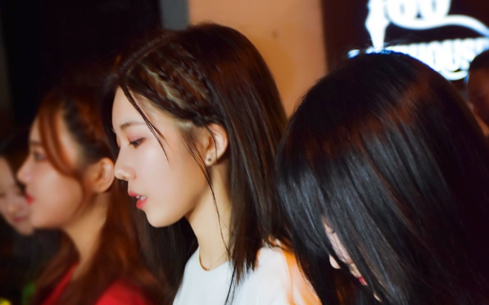 瑶源沈梦瑶费沁源518下班去罗森路上