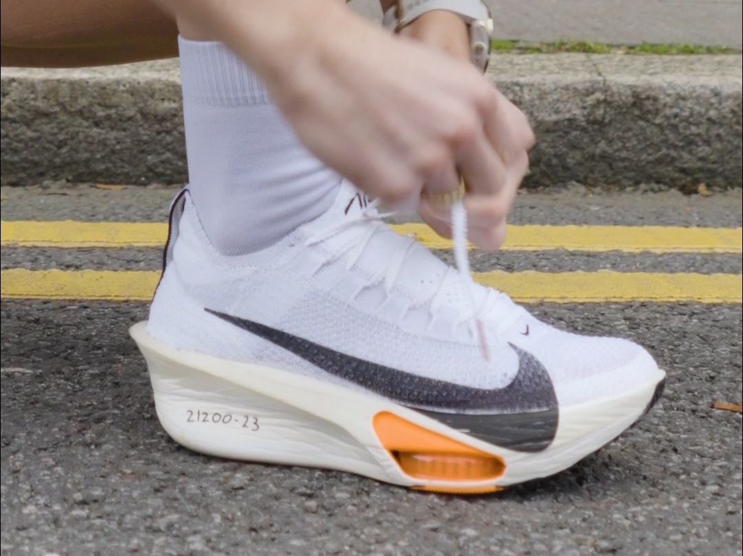 穿着 nike alphafly 3 跑马拉松