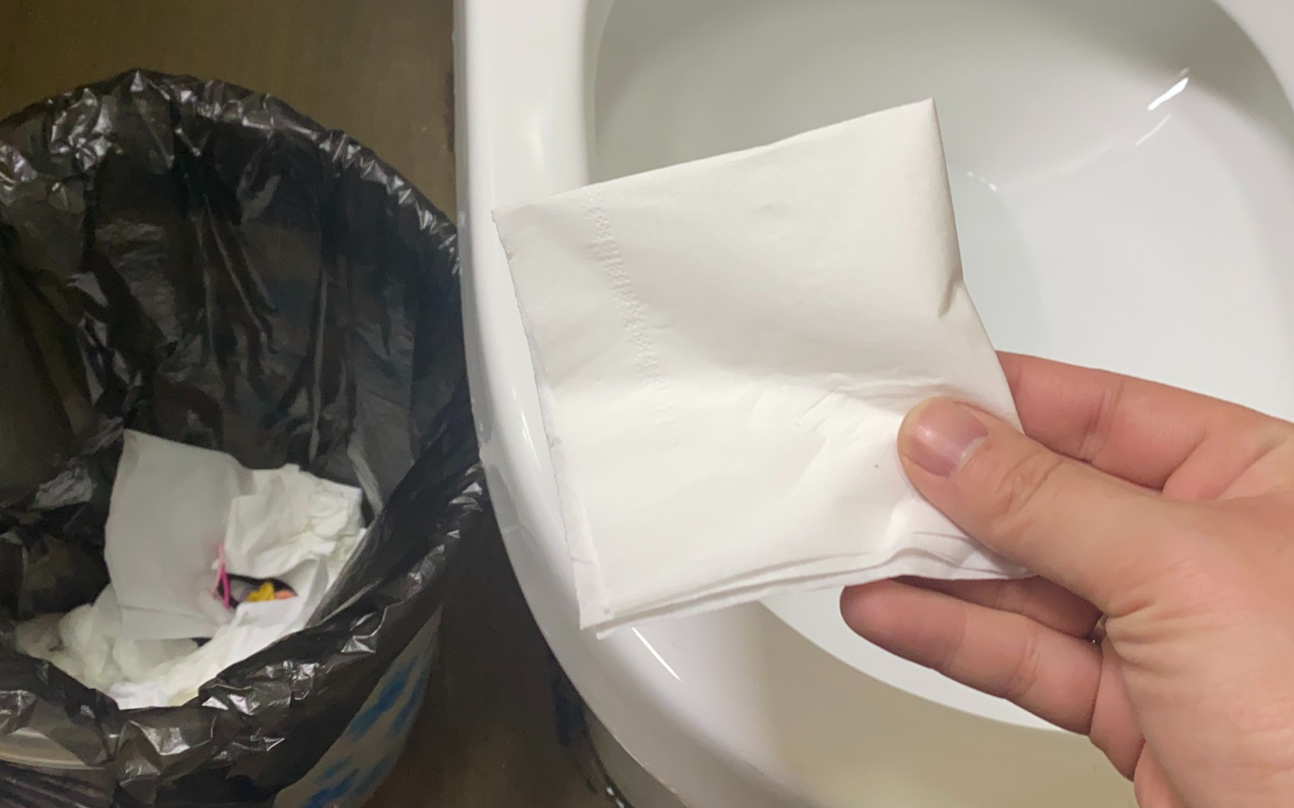 卫生纸应该扔马桶还是垃圾桶?家里人都想错了,难怪厕所越来越臭