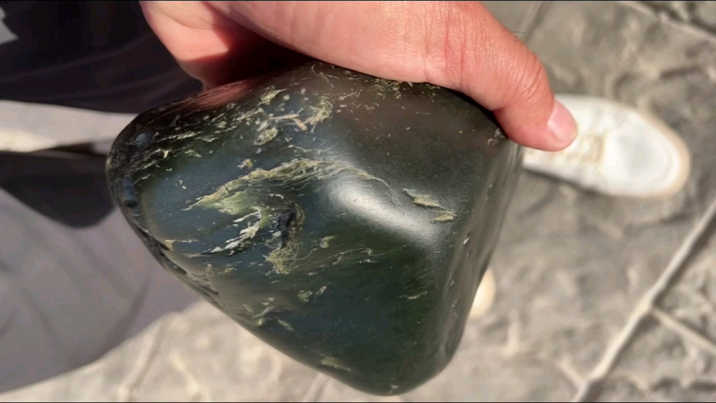 新疆和田玉籽料原石,黑碧玉籽料,毛孔清晰自然,2-3公斤.细度非常好