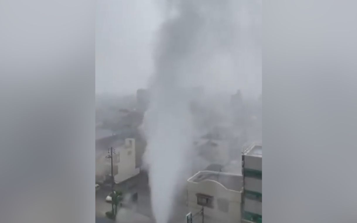 因特大暴雨 日本街头多个下水道口向外喷水 水柱是4层建筑物2倍高哔哩哔哩bilibili