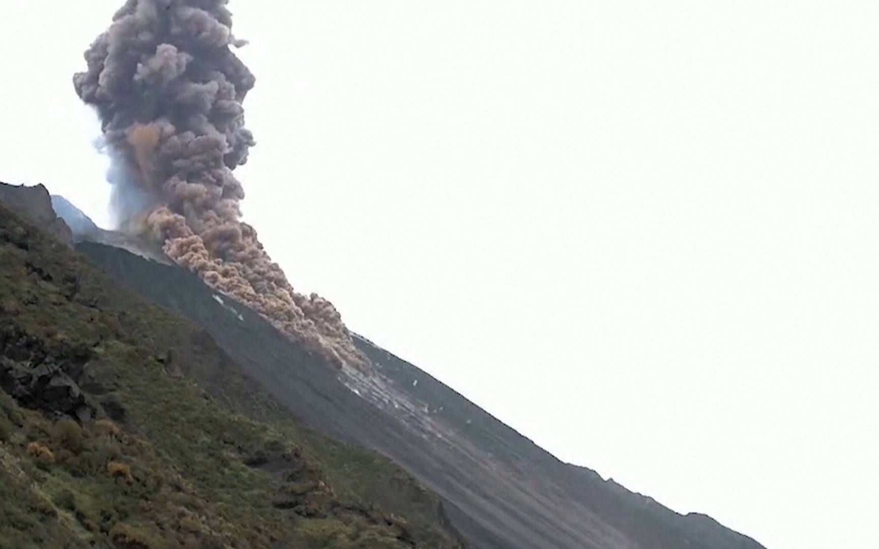 意大利斯特龙博利火山“高强度”喷发,持续约4分钟哔哩哔哩bilibili