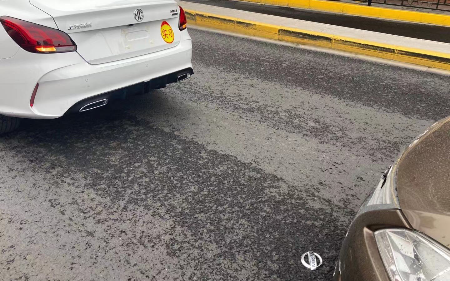 刚买的白色顶配名爵5被追尾了tat