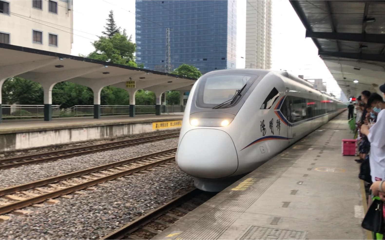 宁波城际余姚进站