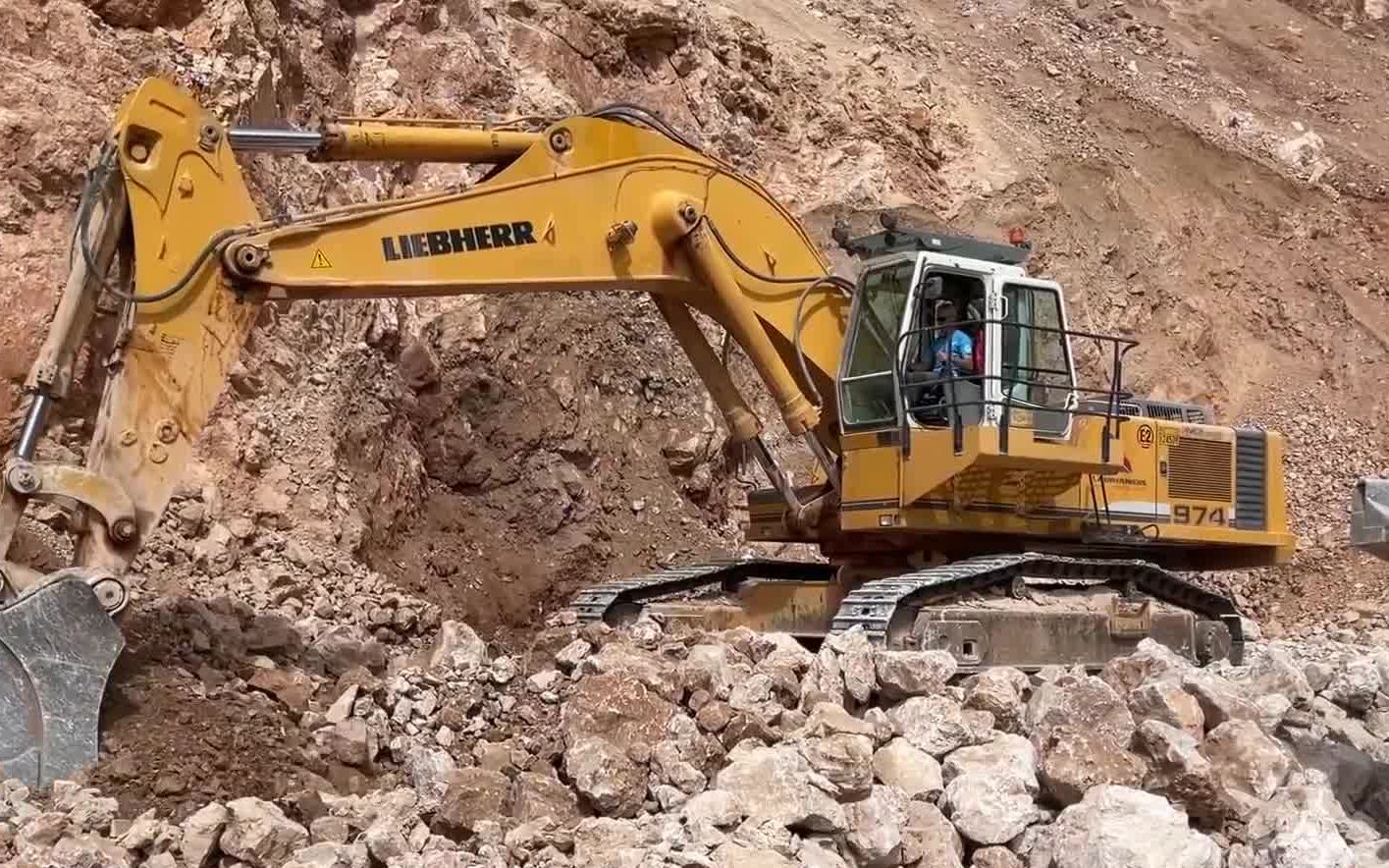 利勃海尔974挖掘机装车