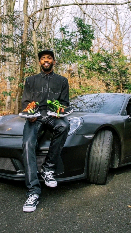 拿豪车做陪衬欧文亲自展示自己7代战靴