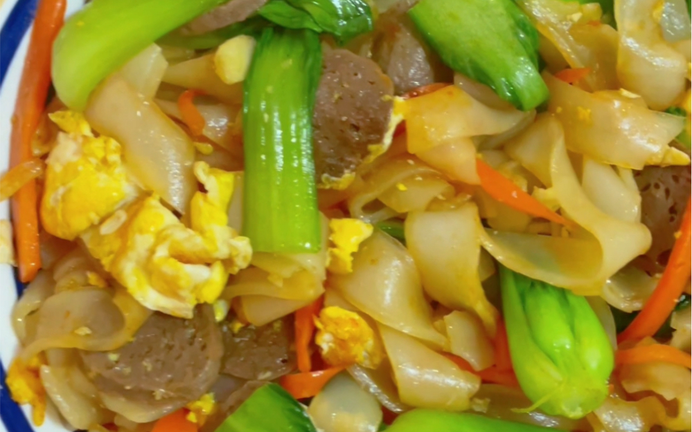 10分钟搞定晚饭营养健康炒河粉青菜胡萝卜牛肉丸鸡蛋