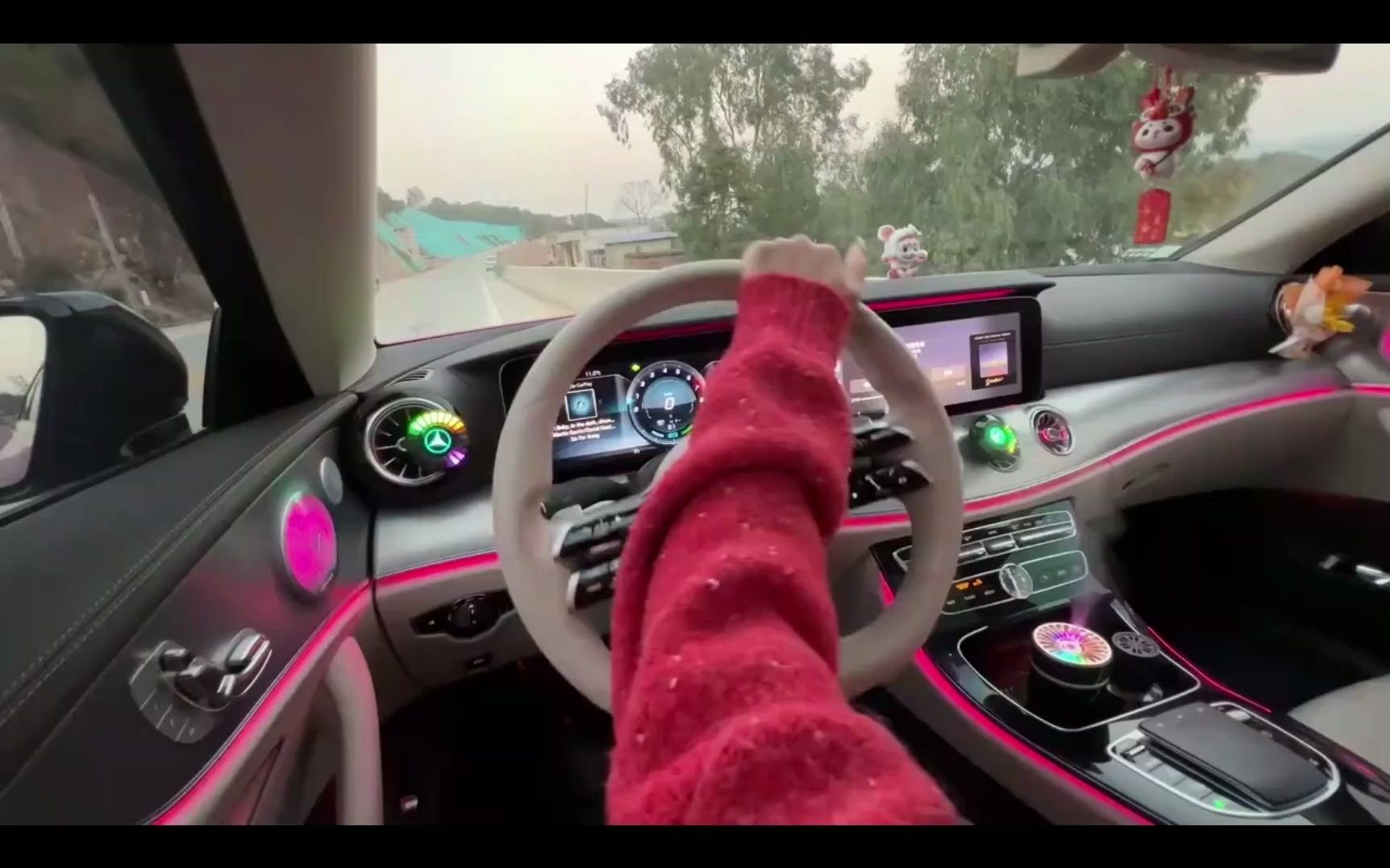 科普一下小姐姐开着奔驰追着日落 第一视角