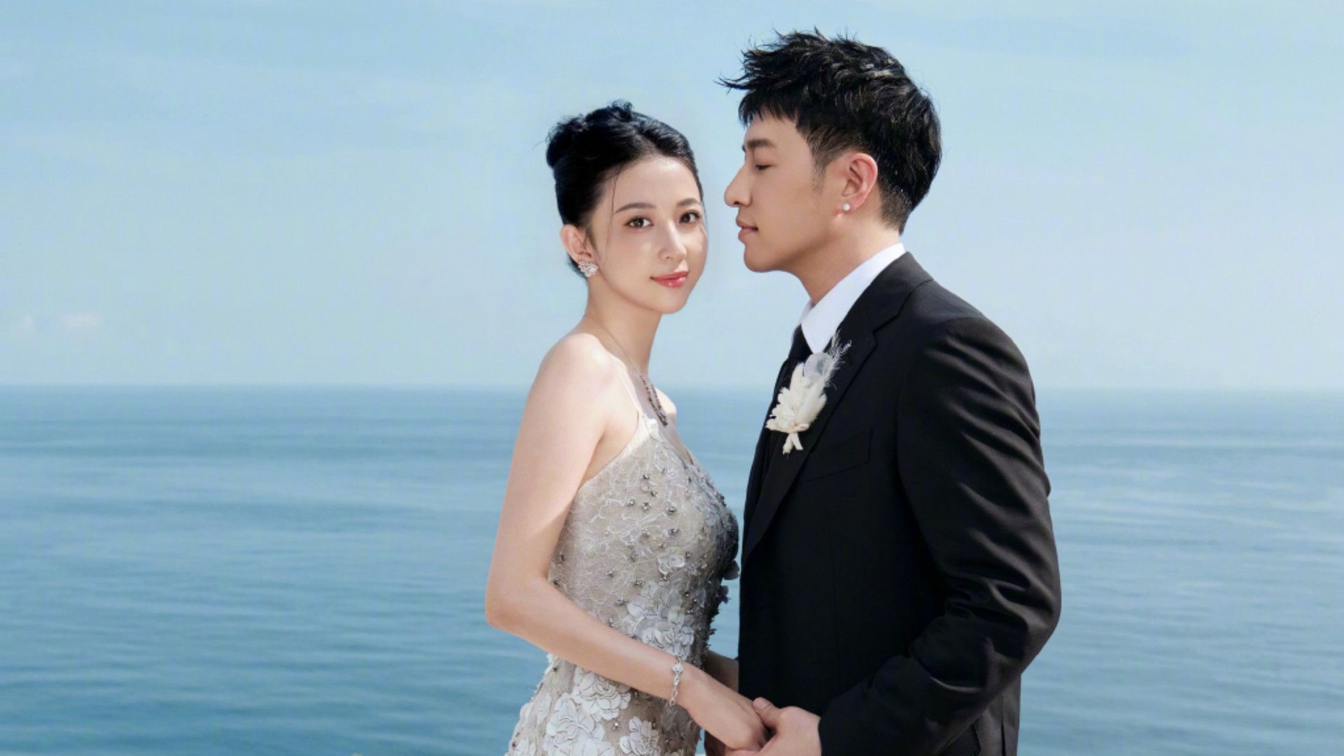 潘玮柏宣云婚礼现场曝光,男方甜蜜亲吻妻子,疑似女儿担任花童