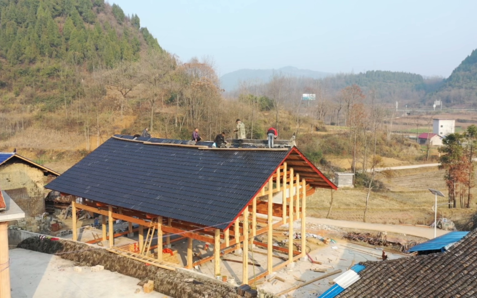 在湘西农村建栋木房子,光主体就花了13万,买树锯木板又花了6000多